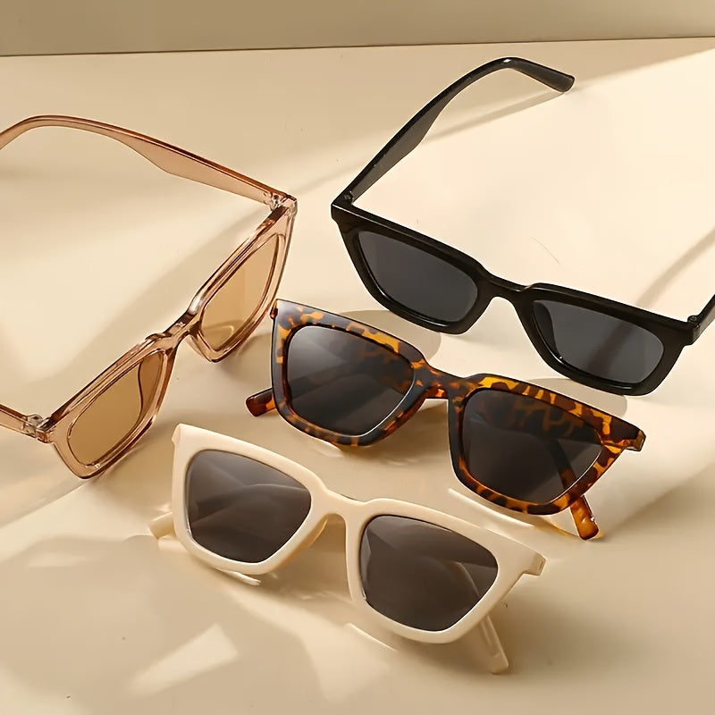 Zamonaviy moda ko'zoynaklari kichik kvadrat ramkalar va shaffof leopard naqshli dizayn bilan. Ko'cha uslubi va moda ixlosmandlari uchun ideal.