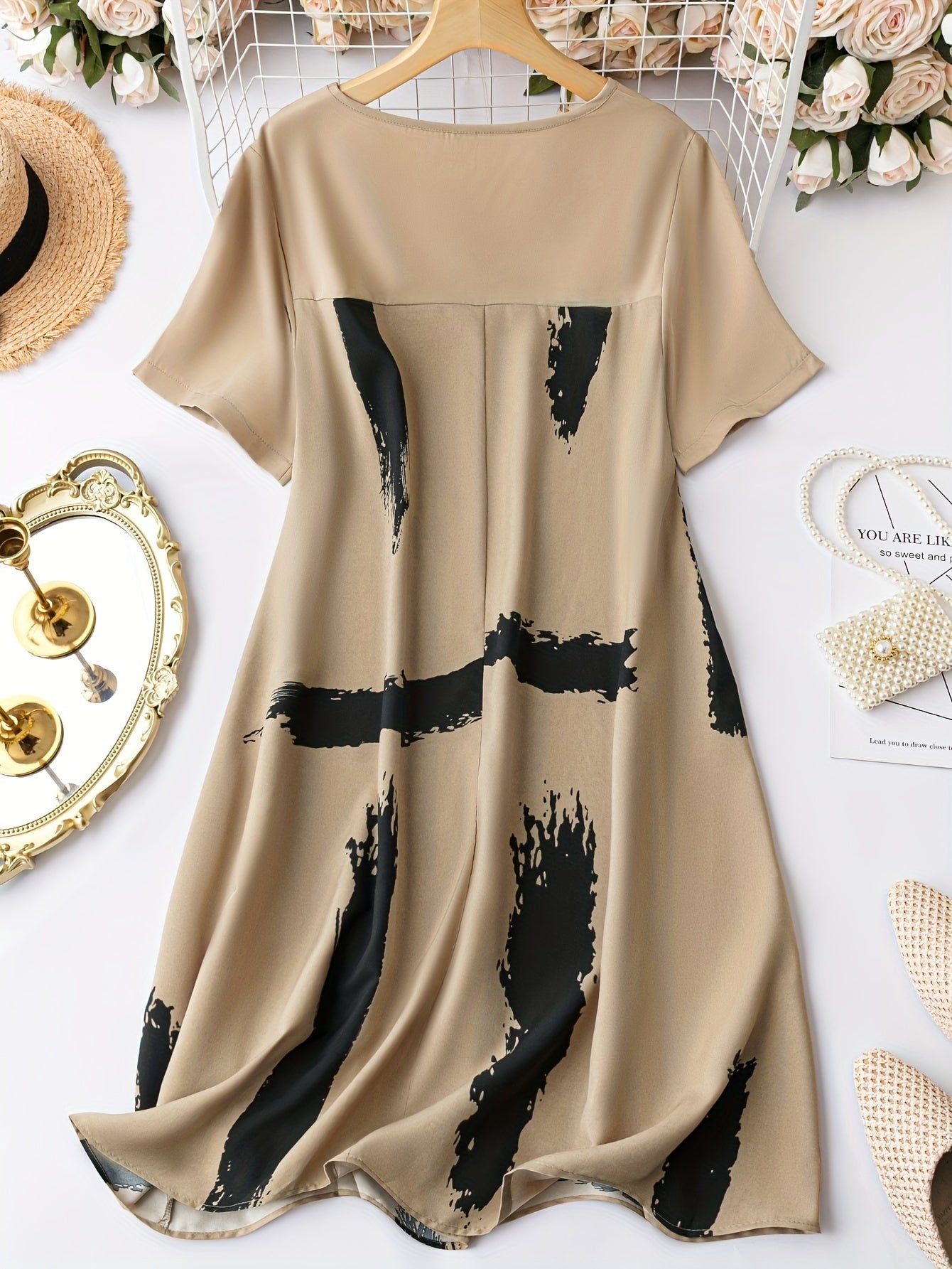 Zamonaviy yozgi ko'ylak, krujka bo'yin, qisqa yenglar va mashinada yuvish mumkin bo'lgan polyester matoda noyob print dizayni bilan shaxsiy uslubni ifodalaydi.