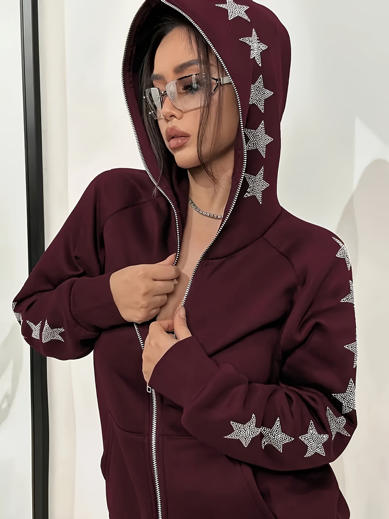 Ayollar uchun kattaroq o'lchamdagi qora zip-up hoodie jaket, rhinestone yulduz naqsh bilan