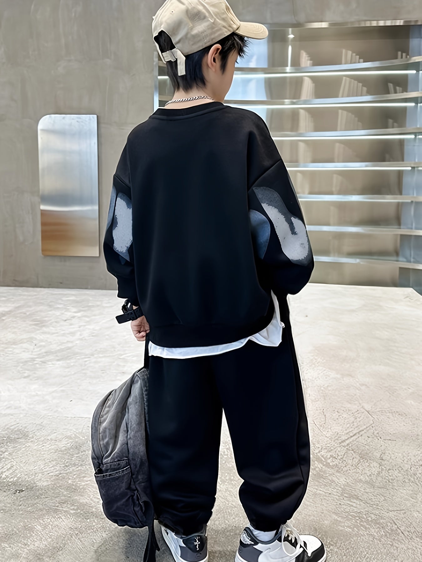 Erkaklar uchun Tasodifiy "W" Print Sweatshirt va Shimlar To'plami - Qora va Oq Harf Dizayni, Polyester Aralashmasi, Kuz/Qish Kiymish, Quvnoq Moslashuvchanlik bilan Cho'ntaklar, Tashqi Foydalanish uchun Tasodifiy Kiymish.