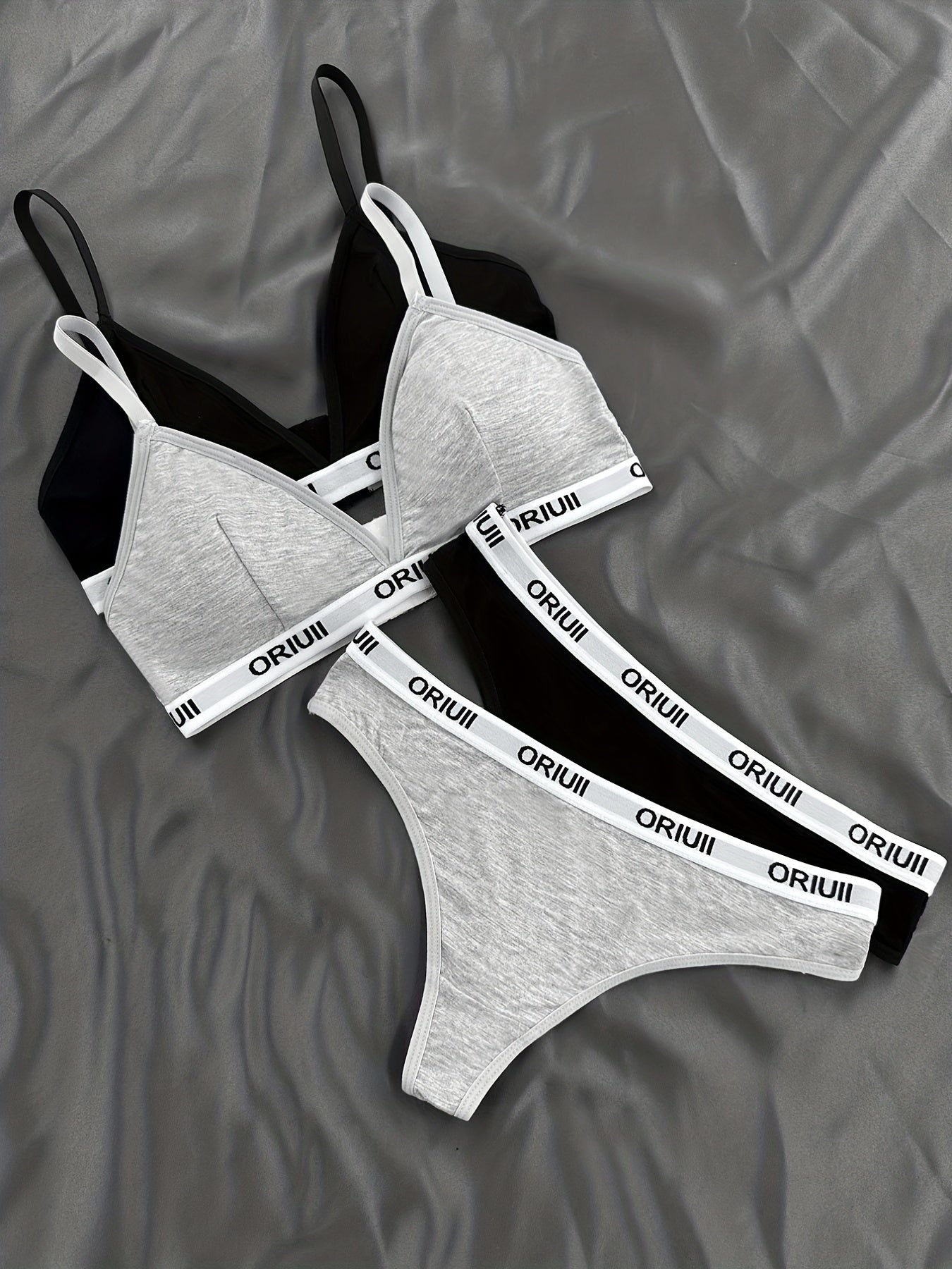 Ikki sport ko'ylagi, brass, va thonglar.