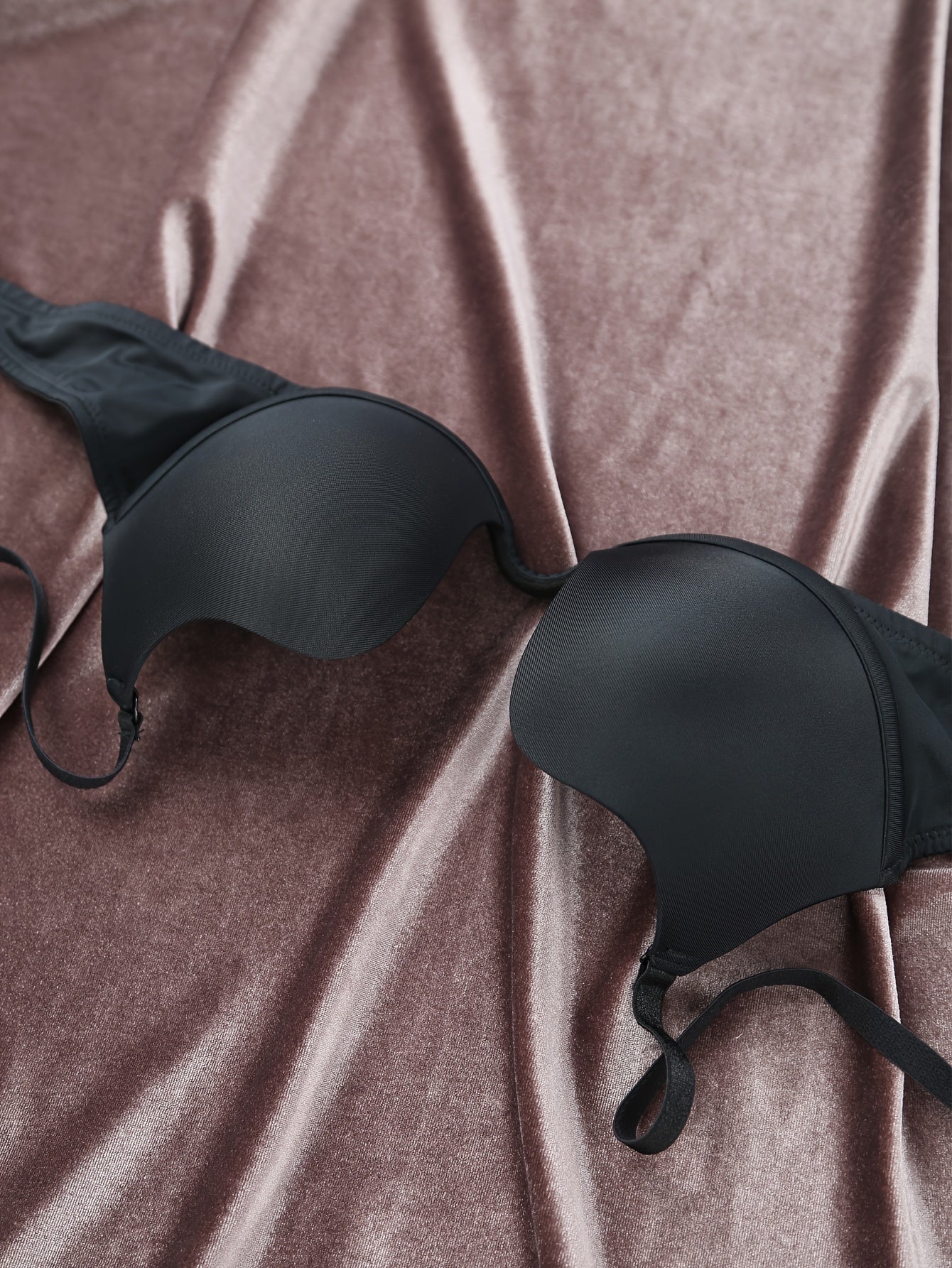 Элегантный черный бюстгальтер с глубоким V-образным вырезом, толстой мягкой поддержкой, несъемными подушечками, смесью нейлона и спандекса, можно стирать вручную. Идеально подходит для стильного, поддерживающего и формирующего образа. Включает