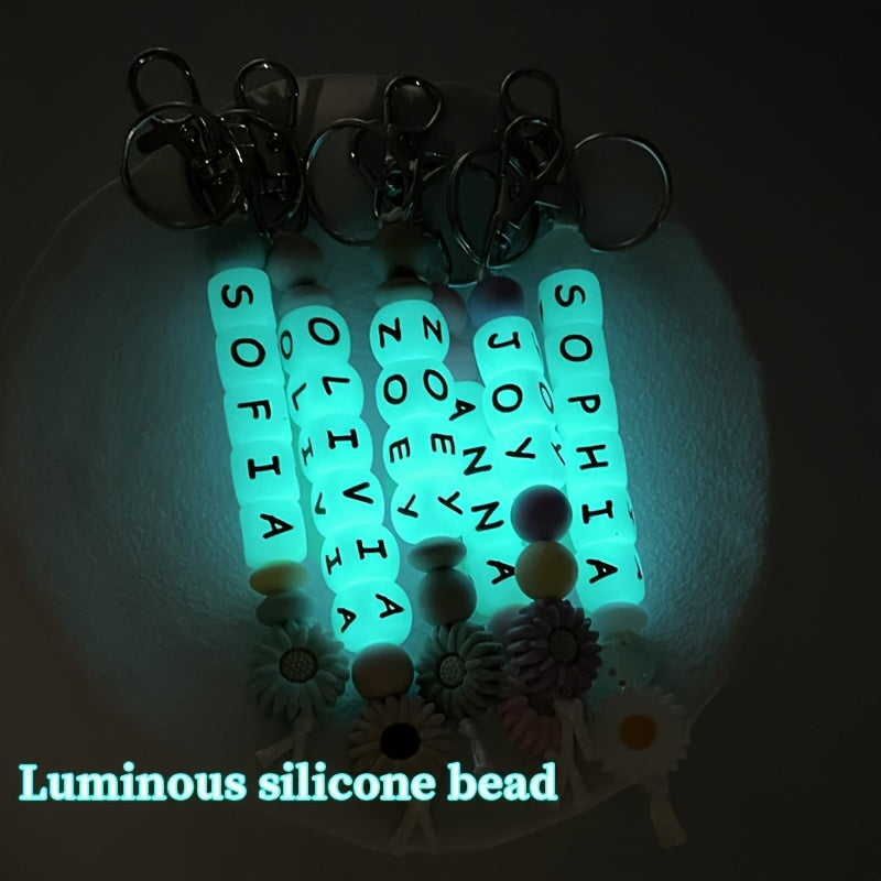 Llavero de silicona personalizado con cuentas de letras que brillan en la oscuridad y charm de flor para bolsos y mochilas