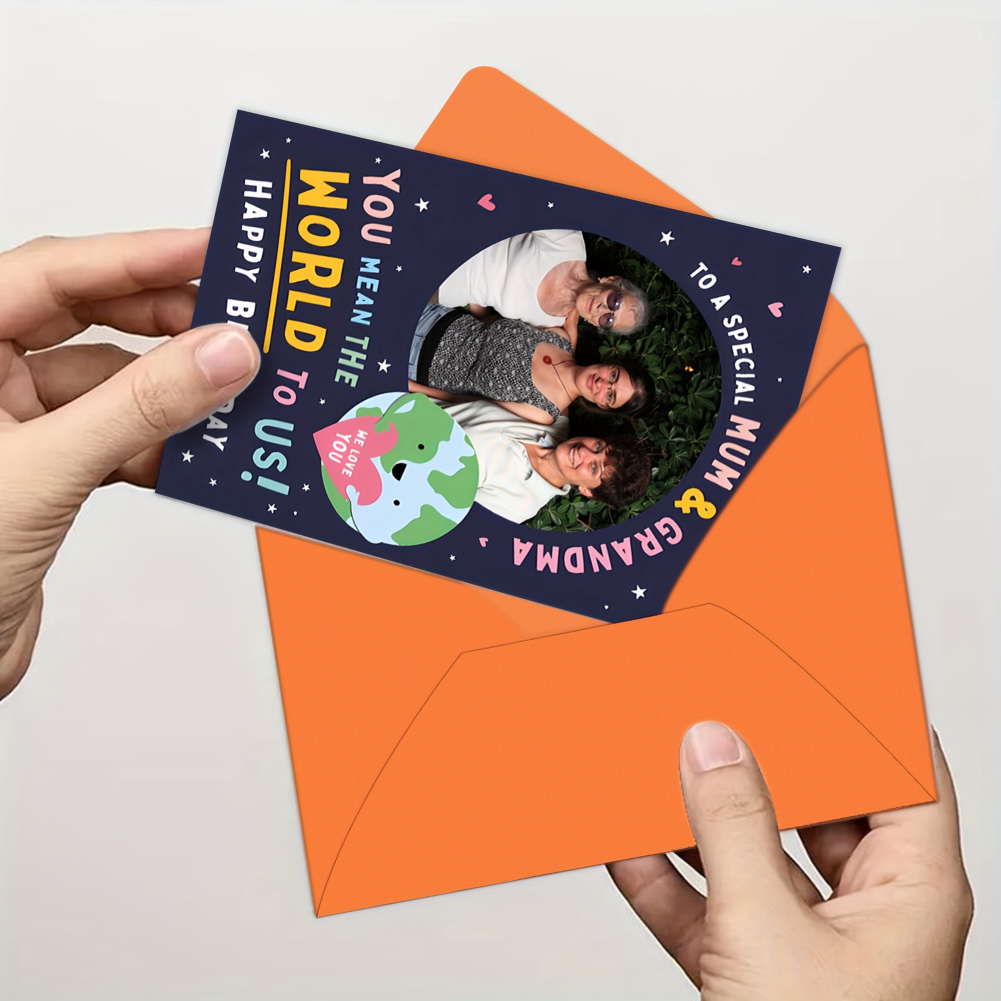 "Tug'ilgan kuningiz bilan, ona! 1 dona - Bizning sevgingizni ko'rsatish uchun shaxsiylashtirilgan foto, maxsus rasmli tabrik kartasi bilan ijodiy va yoqimli baraka kartasi. Mukammal Onalar kuni sovg'asi!"