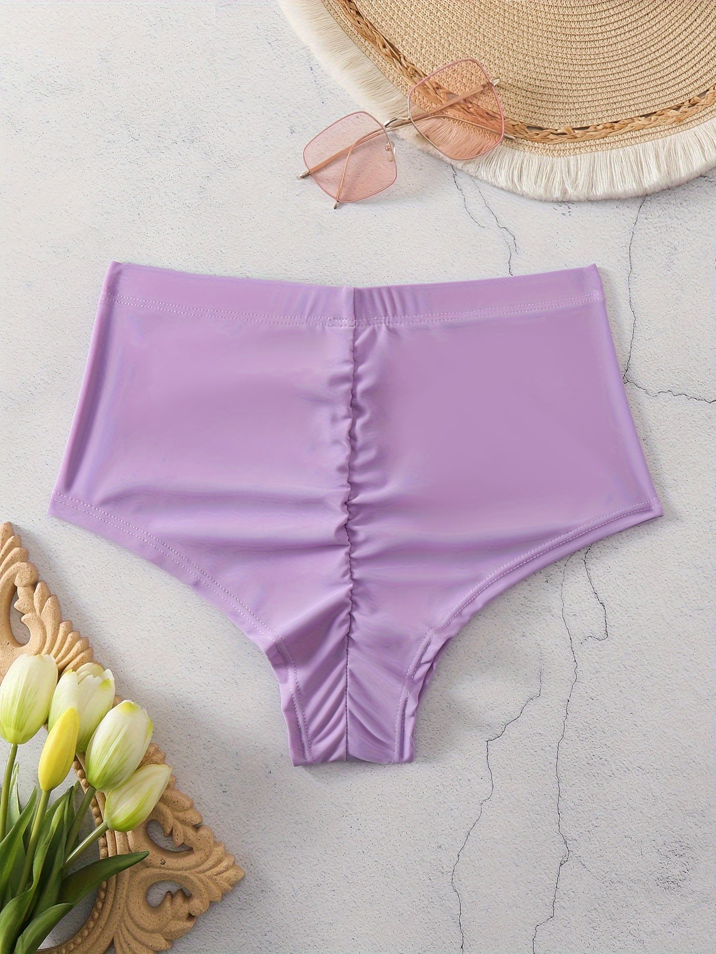 Yumshoq rangli yuqori cho'ziluvchan bikini pastki qismi, to'plangan, jozibali yuqori kesim uslubi.