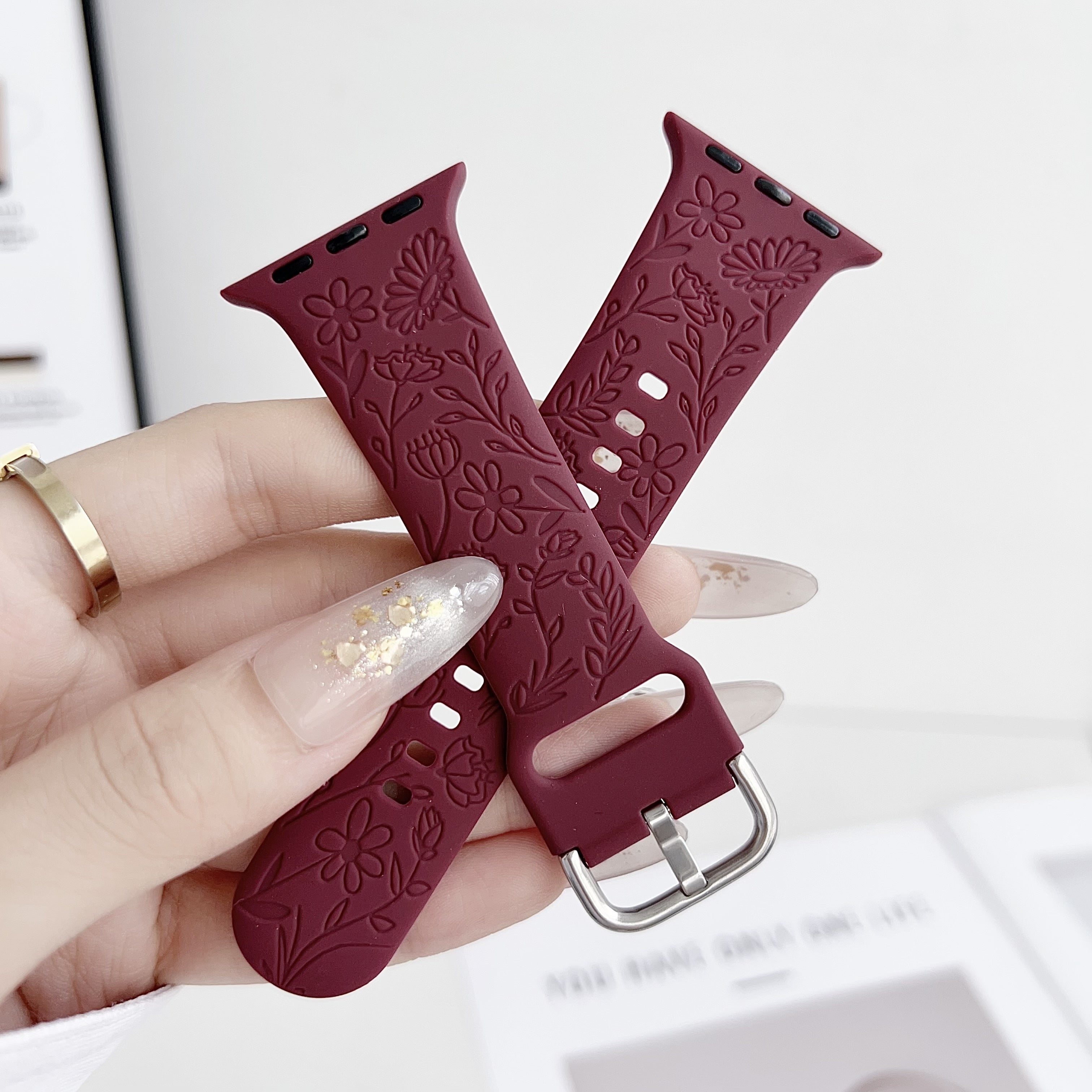 Стильный силиконовый ремешок для Apple Watch, подходящий для различных моделей и удобный для занятий спортом.