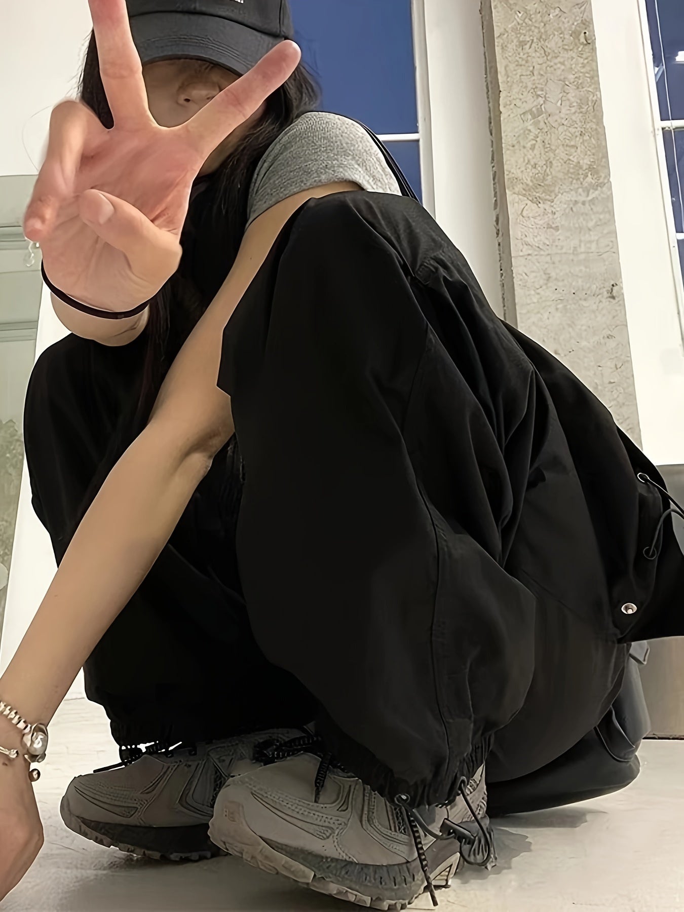 Ayollar uchun tasodifiy yuk shimlari, bir rangli polyesterdan tayyorlangan, bahor va kuz modasi uchun mukammal. Bir nechta cho'ntaklar va to'qilgan to'qima bilan ajralib turadi, kattalar uchun mos keladigan dizayn.