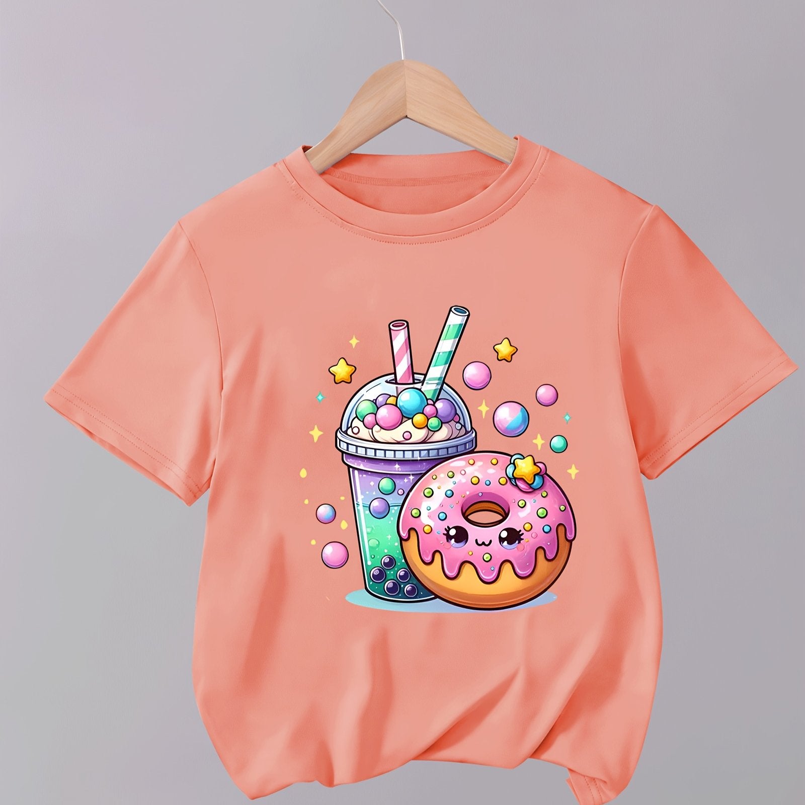 Yozgi kiyim uchun ideal bo'lgan, sut choyi donut yulduz naqshiga ega oq qisqa yengli bluzka.