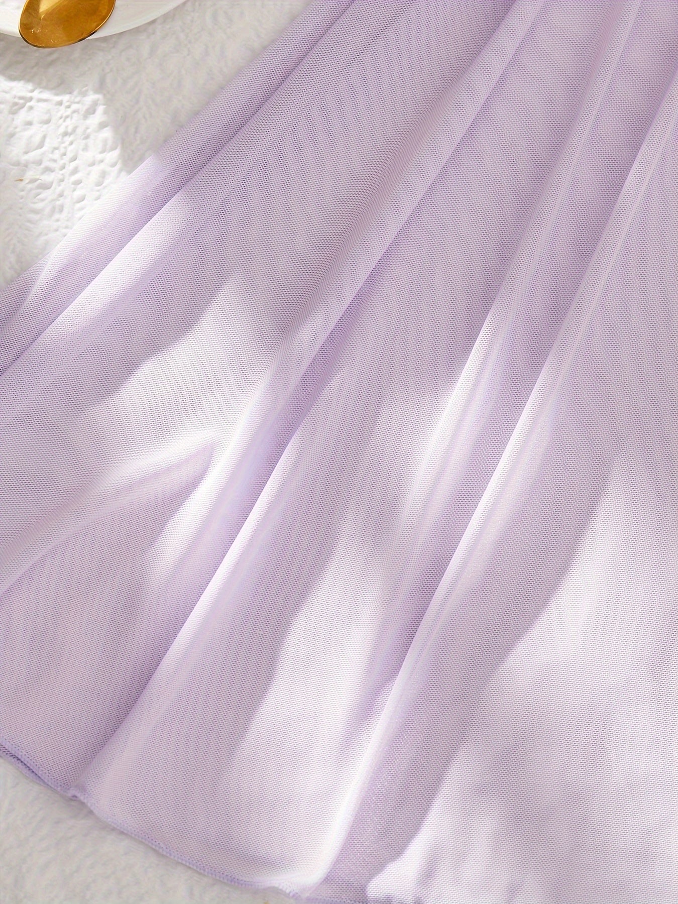 Пурпурное кружевное платье-бэбидол с подходящими стрингами.