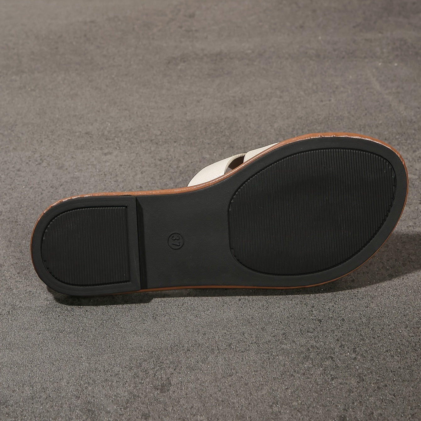 Плоские сандалии-слипоны для женщин, минималистичный стиль, комфорт в любое время года, идеально подходят для повседневной уличной носки.