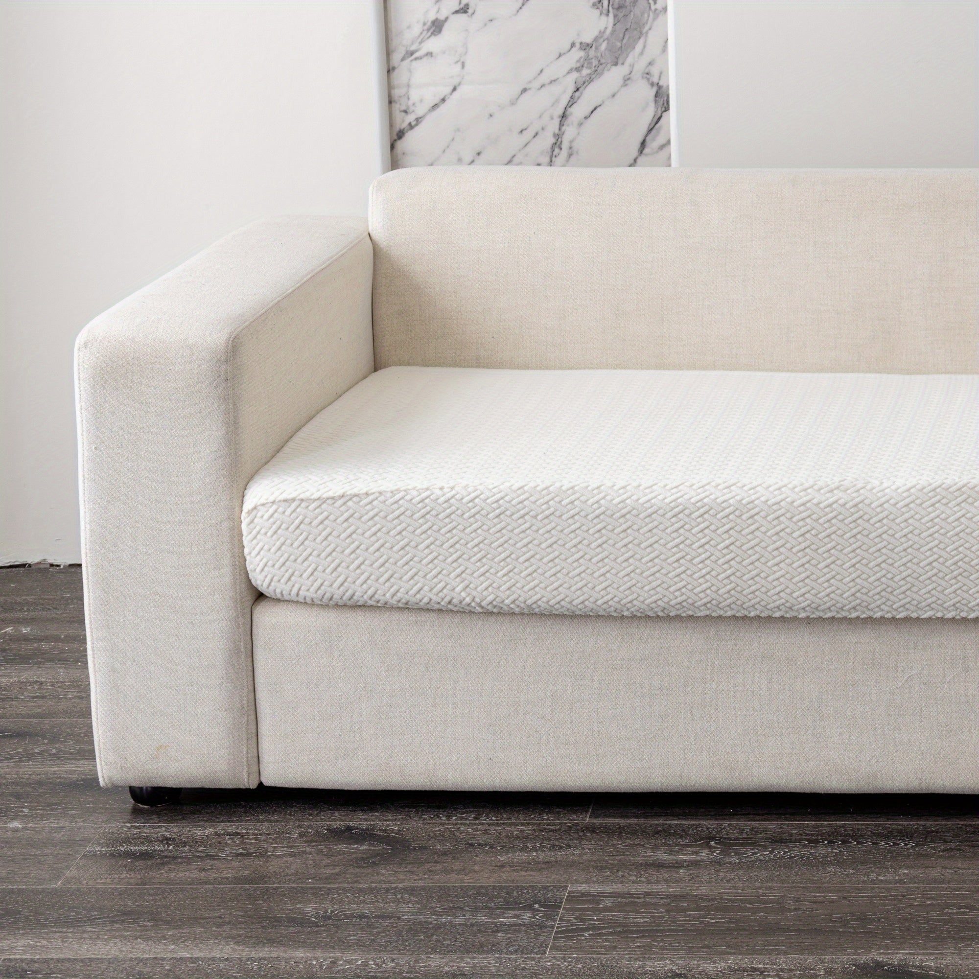 Современный серый чехол для подушки дивана с эластичной посадкой и мягкой текстурированной тканью. Машинная стирка для повышения комфорта в гостиной.