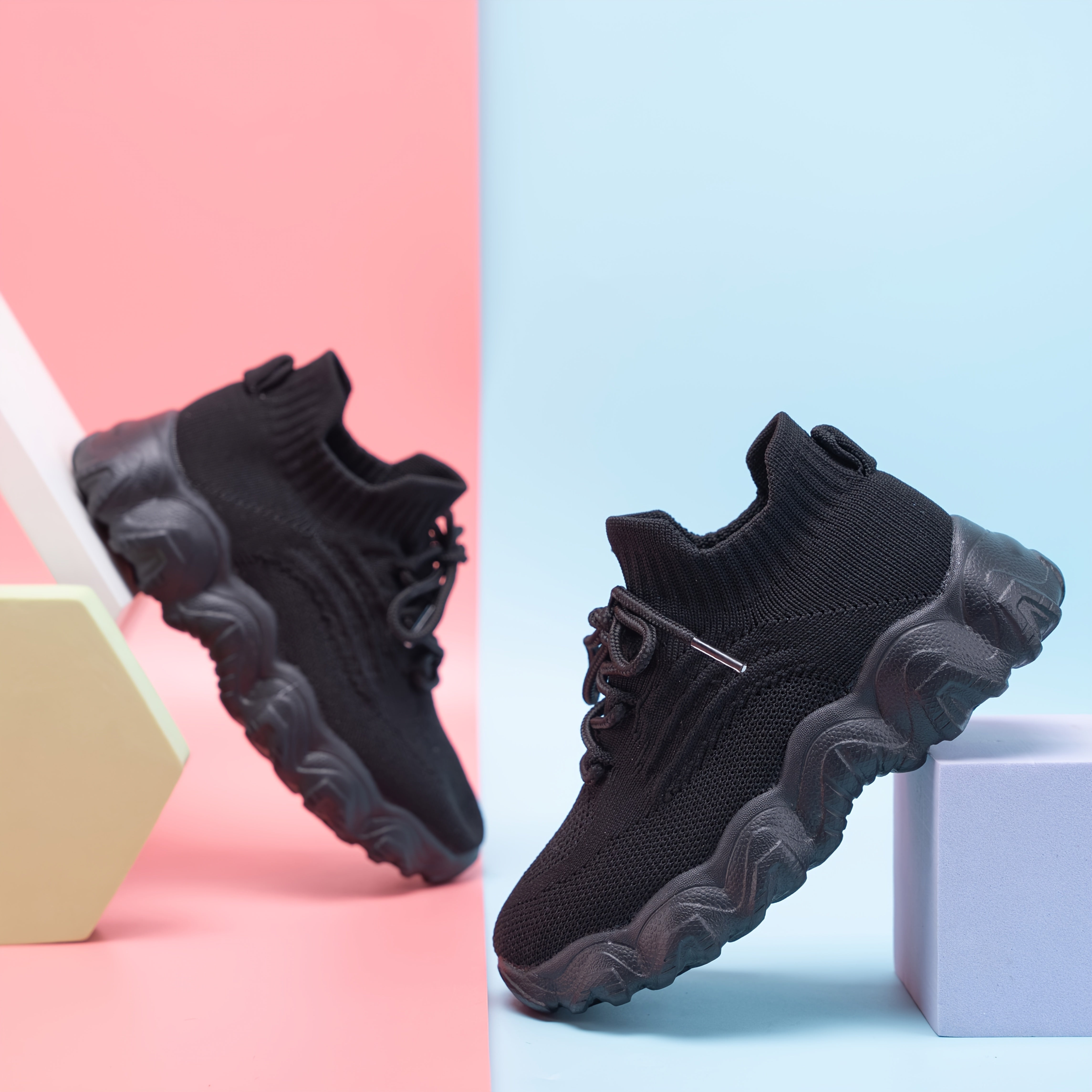 Qizlar uchun nafas oladigan to'qilgan tarmoq krossovkalari, turli ranglarda, ochiq havoda o'ynash va tasodifiy kiyimlar uchun mukammal. Sirpanmaydigan EVA taglik, engil dizayn.