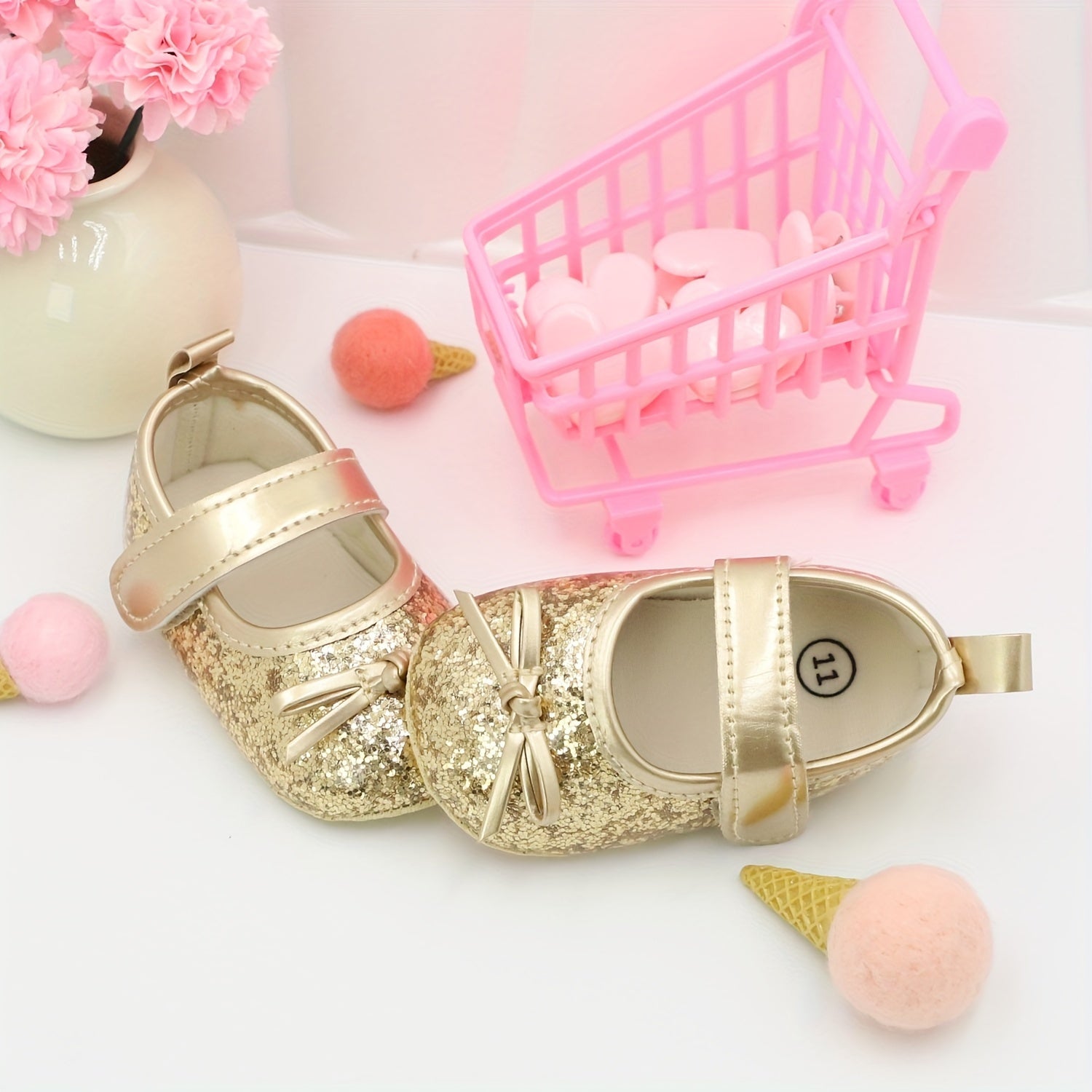 Kichkina qiz bola yurishni o'rganayotgan poyabzal, qirolicha porlashi, sirpanchiq bo'lmagan, engil, bahor, kuz, kichkina yotoqxona poyabzali