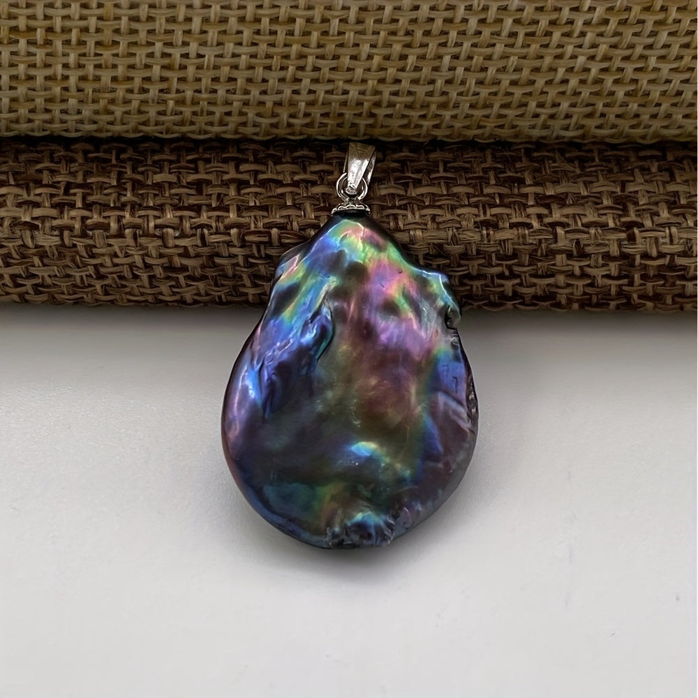 Qora va ko'k barokko dizayni bilan inlay qilingan uzun tangali tekis tabiiy shirin suv marvaridi pendant, taxminan 24mm o'lchamda. Quti yoki zanjir bilan kelmaydi. Rangiga ko'ra kumush.