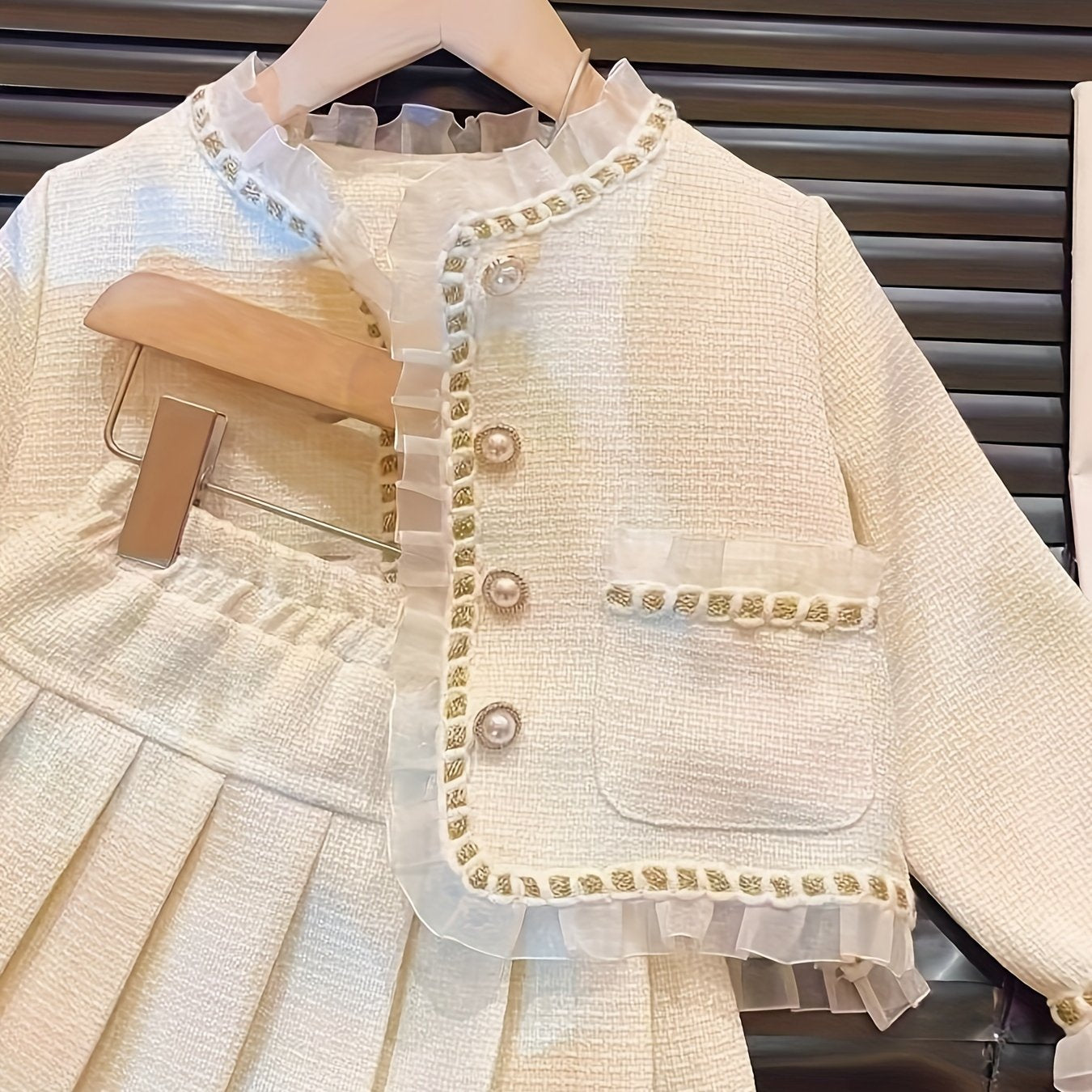 Qizlar uchun nafis sud uslubidagi kiyim to'plami, dantel tafsilotlari bilan uzun qo'lqopli krujka ko'ylak va pliseli yubkadan iborat, polyester va aralashmadan tayyorlangan, bahor va kuz uchun mukammal.