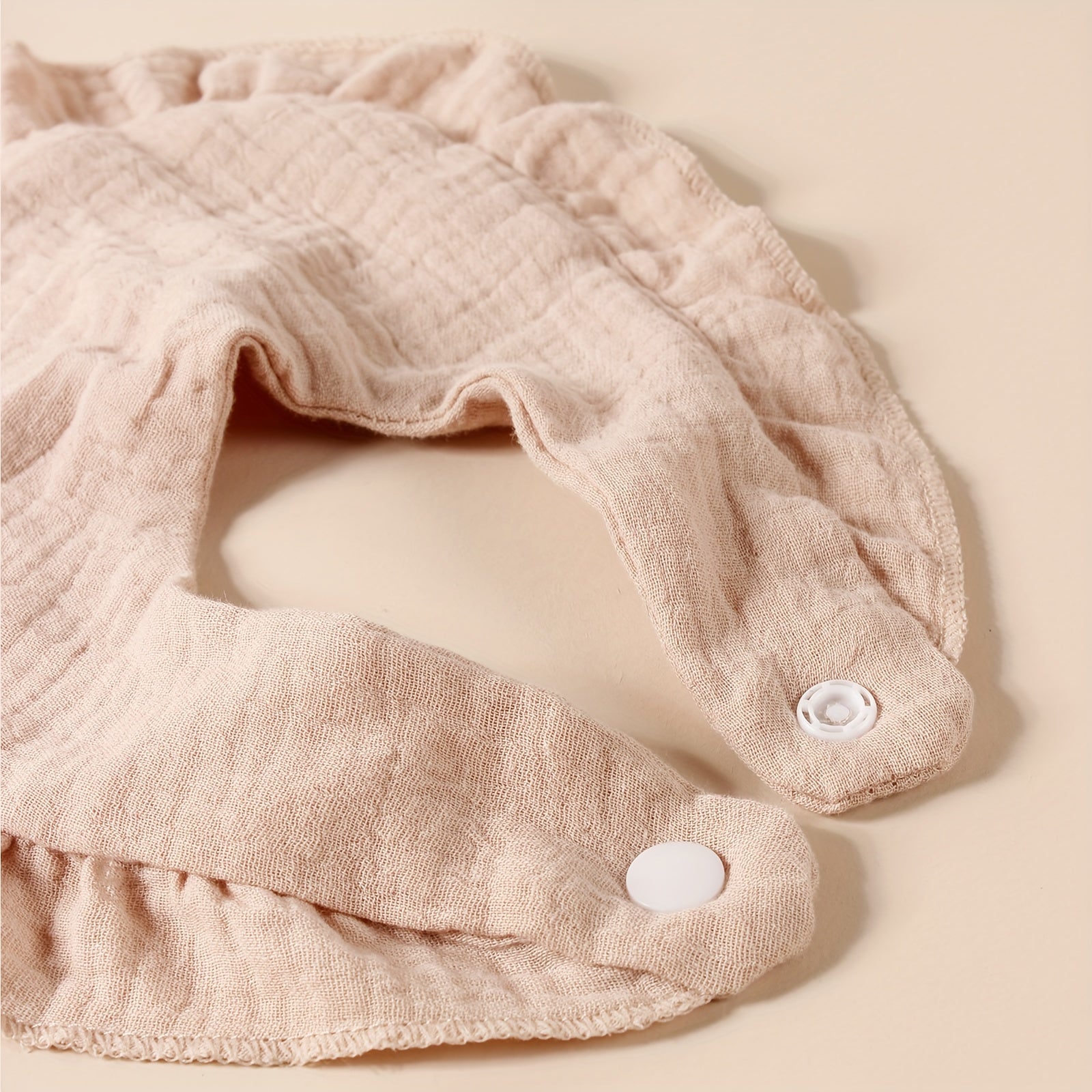 Suv o'tkazmaydigan va nafas oladigan matodan tayyorlangan, bolani oziqlantirish va toza saqlash uchun ideal bo'lgan 2-qavatli yumshoq biblardan sakkiz dona. Ushbu yoqimli paxta ruffle biblar, tupurik va to'kilmalarning oldini olish uchun mukammaldir.