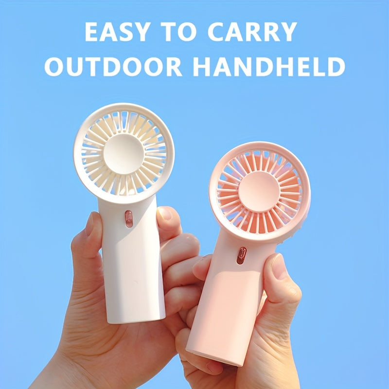 Bir shamol tezligi bilan mini ventilyator qoʻlda yoki stol ustida ishlatilishi mumkin, yoz va turli faoliyatlar uchun mos. Batareyalar kiritilmagan. Har qanday yosh va holatlar uchun mos.