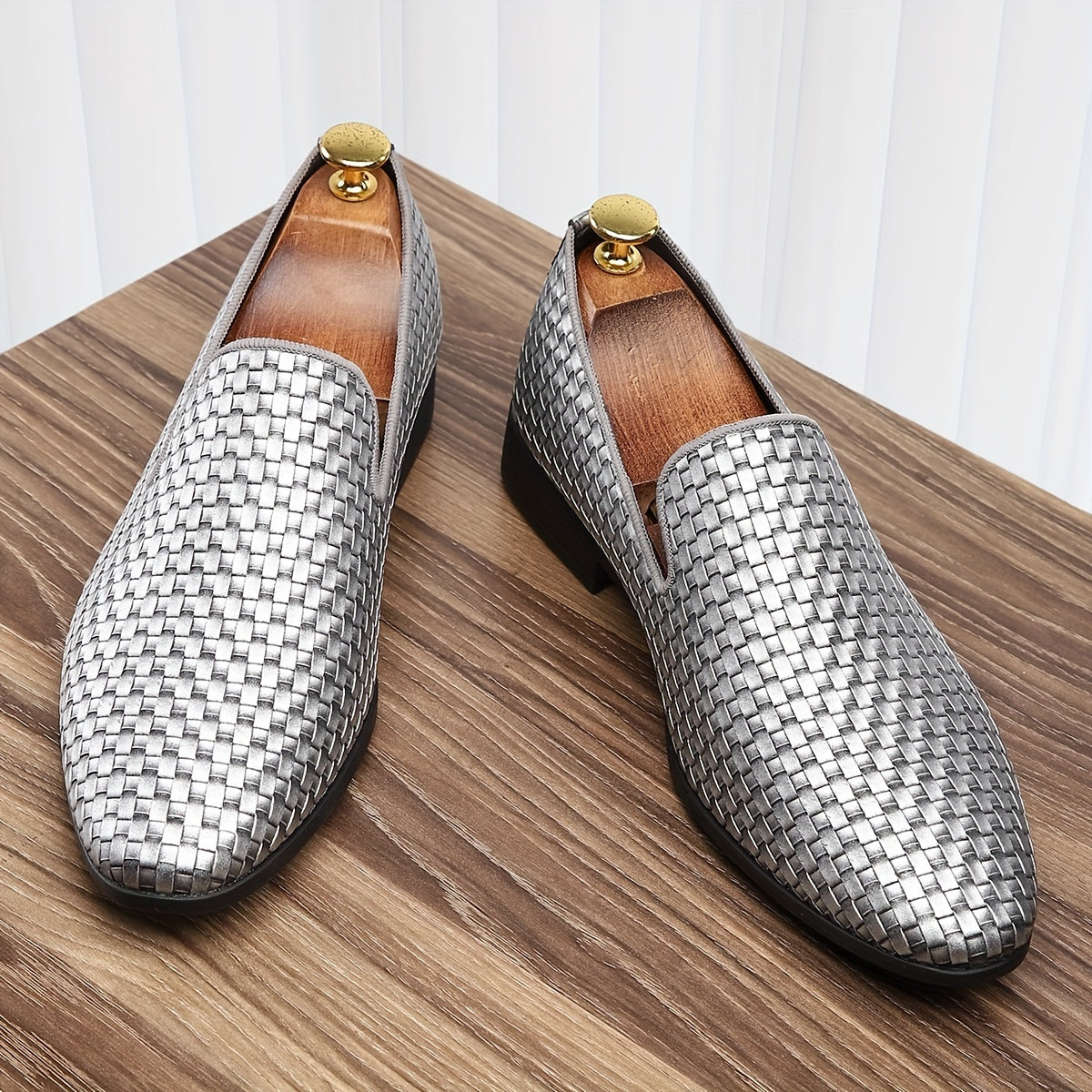 Qora va oltin rangdagi to'qilgan PU ustki va kauchuk taglikka ega, tasodifiy yoki ish kiyimlari uchun mos keladigan slip-on loferlar.