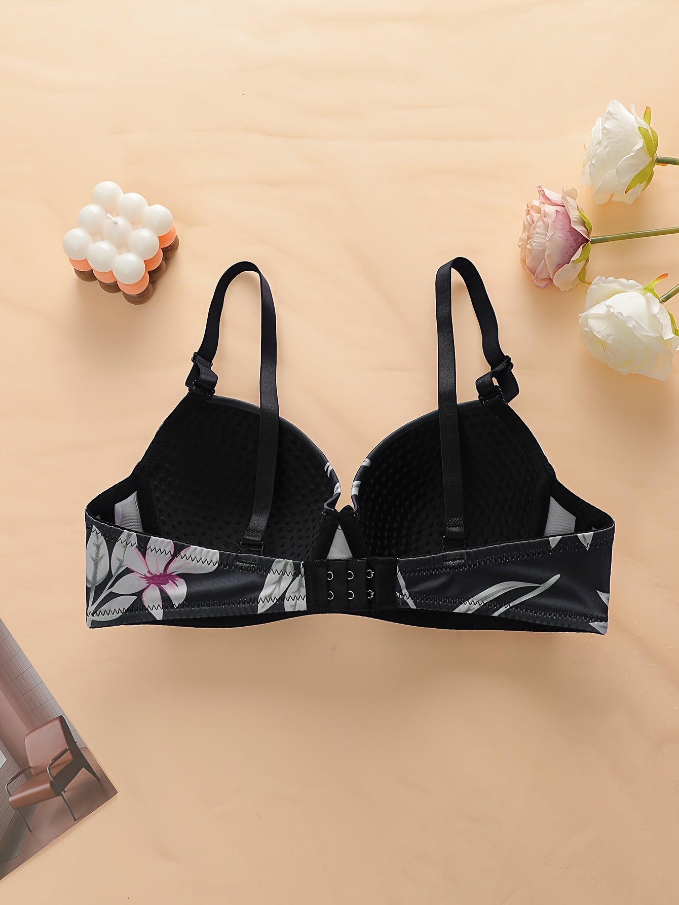 Ayollar uchun rangli blokli chuqur push-up kamzuli va ichki kiyimdan iborat gullar printi.