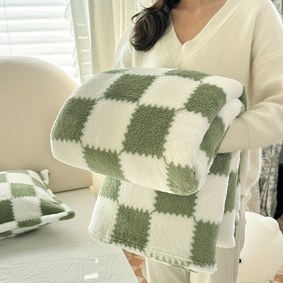 Cozy Checkered Fleece Blanket for All Seasons Multi-Purpose Machine Washable