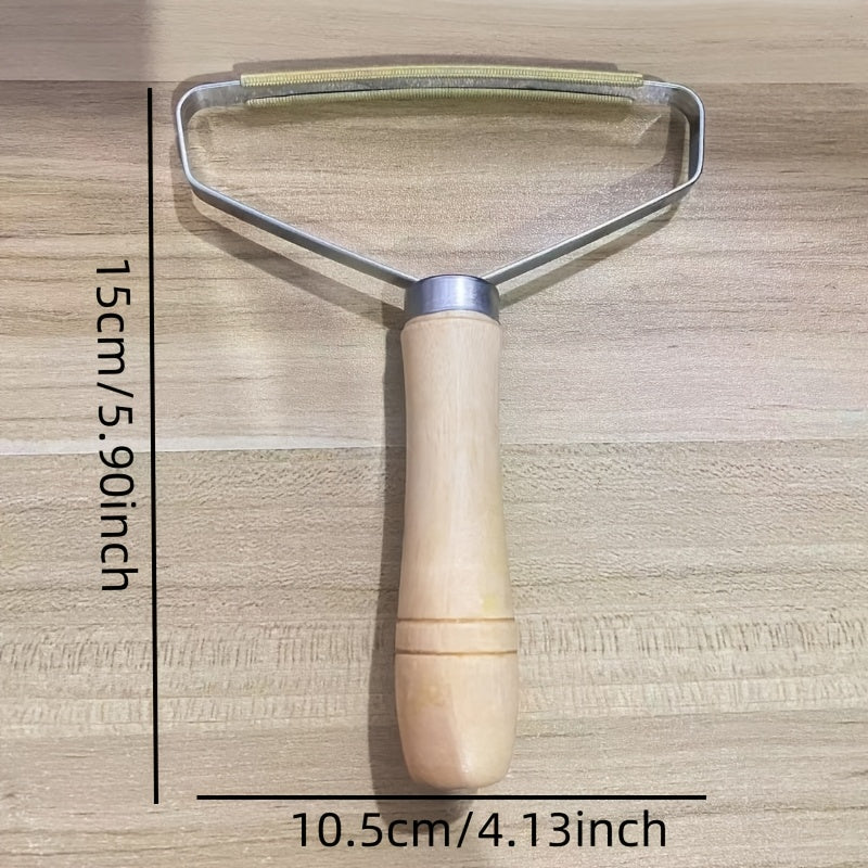 Elektrsiz, plastik tutqichli kiyimlar uchun to'kilib ketgan sochlarni olib tashlaydigan lint trimmeri jun palaklardan soch to'plarini olib tashlaydi.