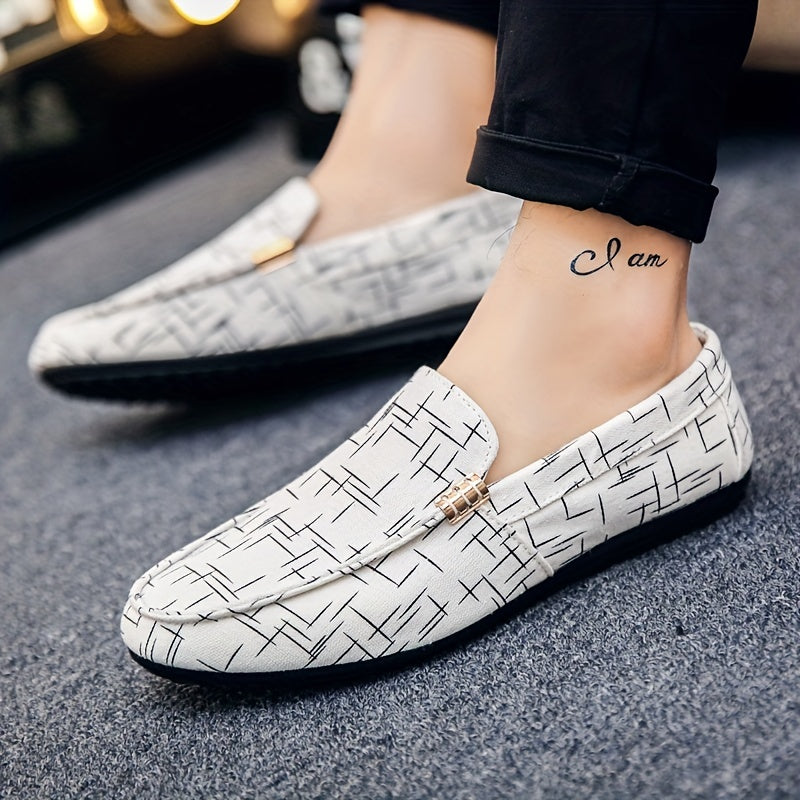 Mocasines slip-on de malla para hombre con patrón geométrico en negro y blanco para uso en exteriores