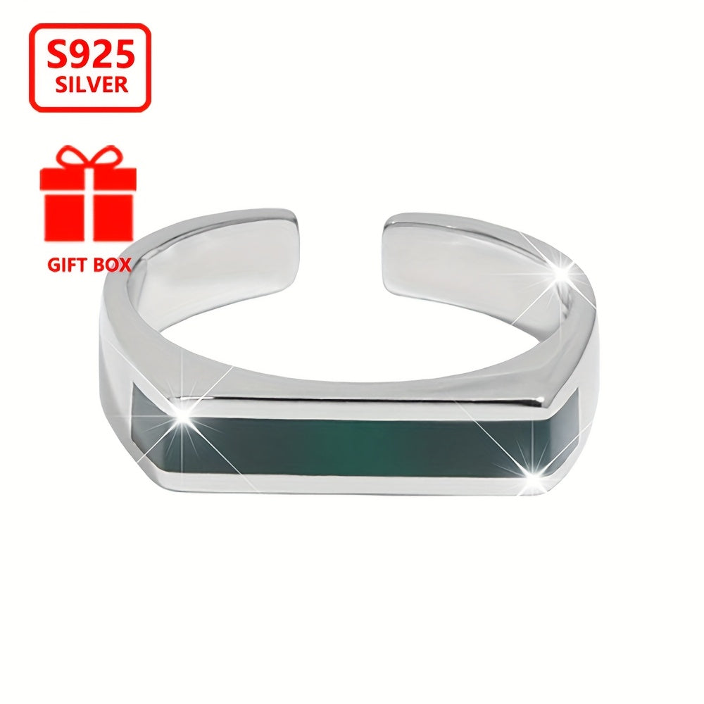 Красивое и настраиваемое кольцо из серебра 925 пробы с стильным геометрическим прямоугольным дизайном и акцентами из смолы. Идеально подходит для особых случаев и подарков. Весит 3,25 г, станет приятным сюрпризом.