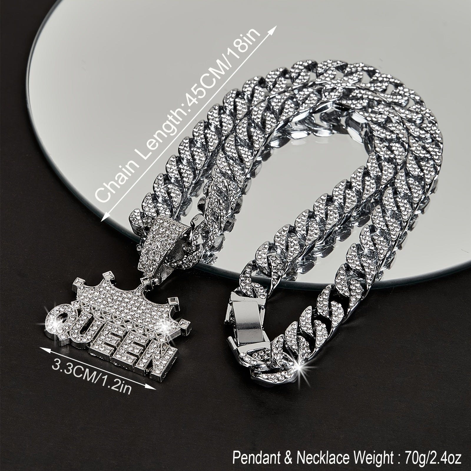 "Ichki qirolingizni qabul qiling, Crown Queen marjonini taqing! Ushbu ajoyib buyum kuch va nafislikni ifodalaydigan qirol taqini o'z ichiga oladi. Qirollikning jozibasini his eting va har qayerda malika kabi his qiling, ushbu zamonaviy aksessuar bilan. "