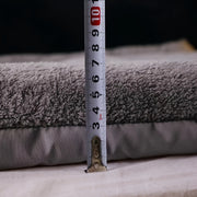 Ushbu qulay fleece matras silvery-gray lamb fleece tashqi qoplamiga ega bo'lib, ichki qismi bir rangli liningsiz, kuz va qish mavsumlarida foydalanish uchun ideal. Yotoqxonalar va balkonlar uchun mos bo'lib, bu matras albatta o'ylangan va iliq bo'ladi.