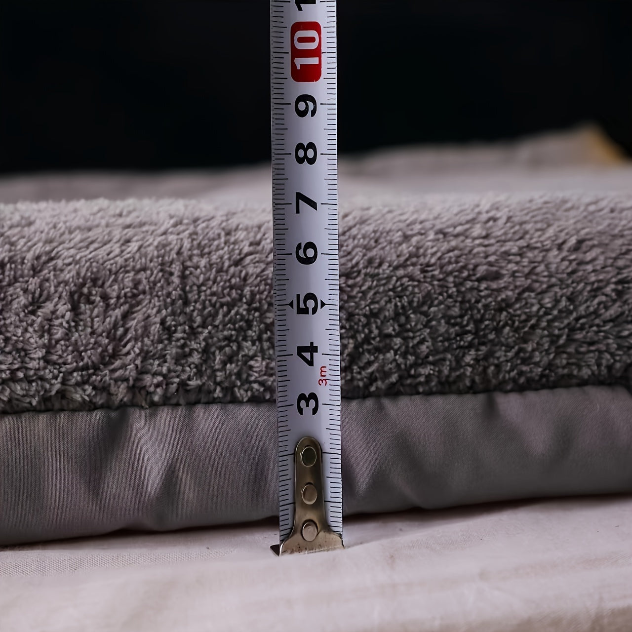 Ushbu qulay fleece matras silvery-gray lamb fleece tashqi qoplamiga ega bo'lib, ichki qismi bir rangli liningsiz, kuz va qish mavsumlarida foydalanish uchun ideal. Yotoqxonalar va balkonlar uchun mos bo'lib, bu matras albatta o'ylangan va iliq bo'ladi.