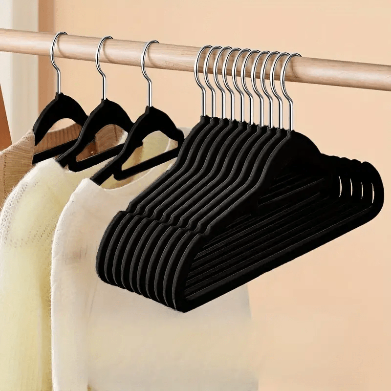 Комплект тяжелых черных вельветовых вешалок включает 5, 10, 20 или 30 не скользящих нанопокрытых для пальто, брюк, платьев