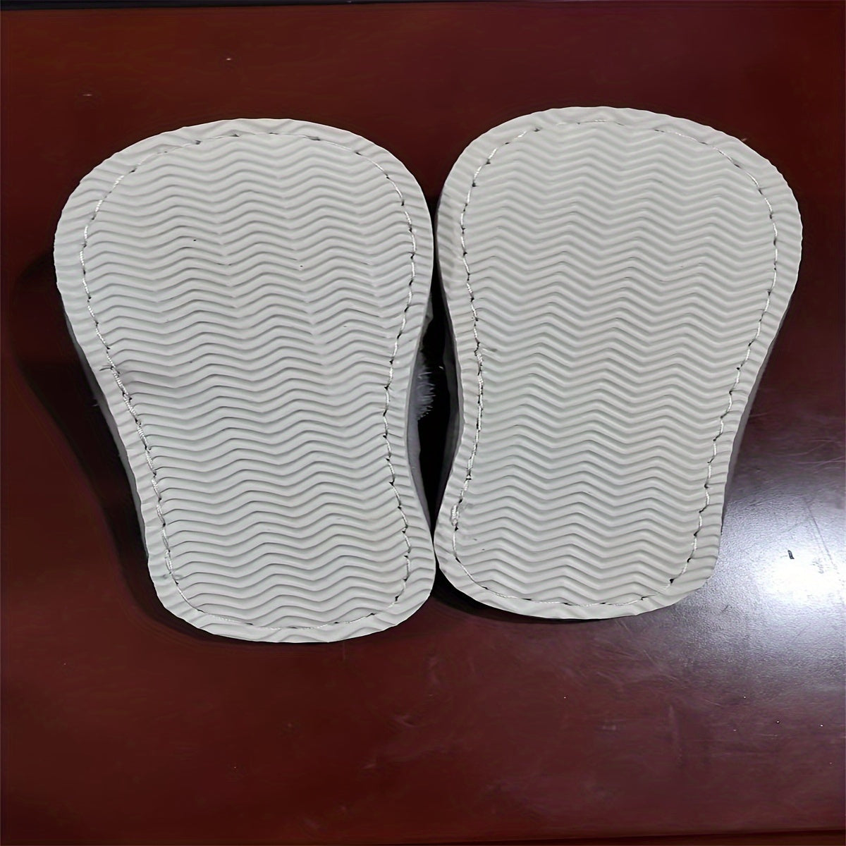 Ichki qulaylik uchun plush ochiq barmoq dizayni bilan asosiy bir rangli uy poyabzallari.