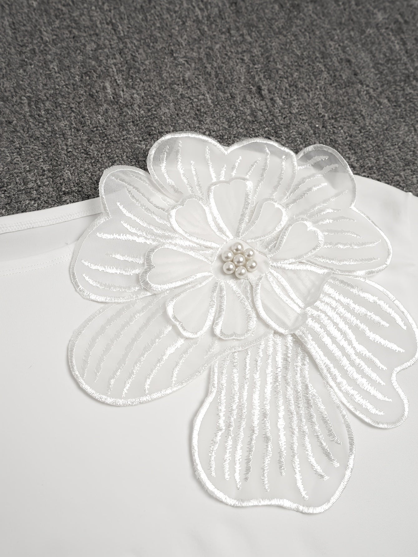 Кэжуал шикарная футболка однотонного цвета с 3D цветочной аппликацией, идеально подходит для весны/лета. Машинная стирка, полиэстеровый микс.