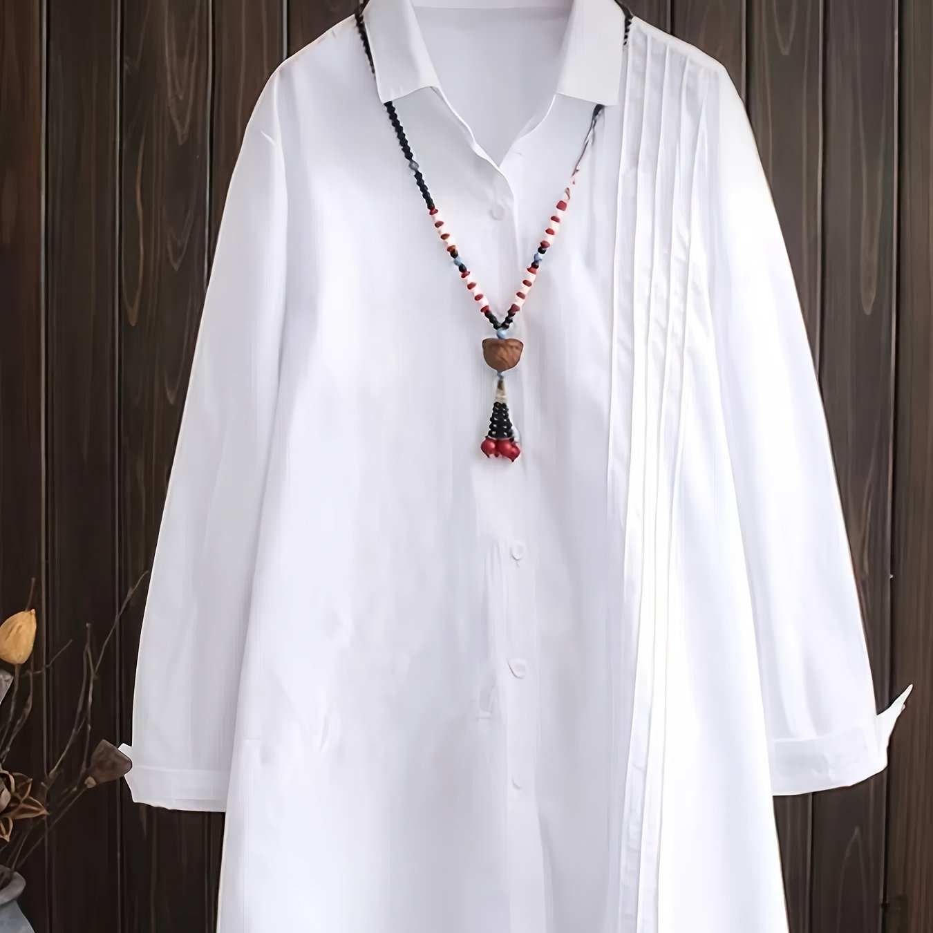 Chic plussayz uzun yengli ko'ylak, chiziqli yaka bilan, yarim shaffof polyester va spandeks aralashmasidan tayyorlangan, mashinada yuvish mumkin.