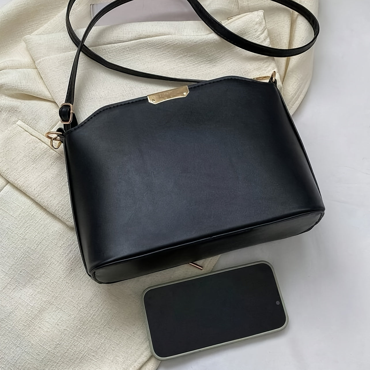 Ayollar uchun metall bezakli oddiy krossbody sumka.