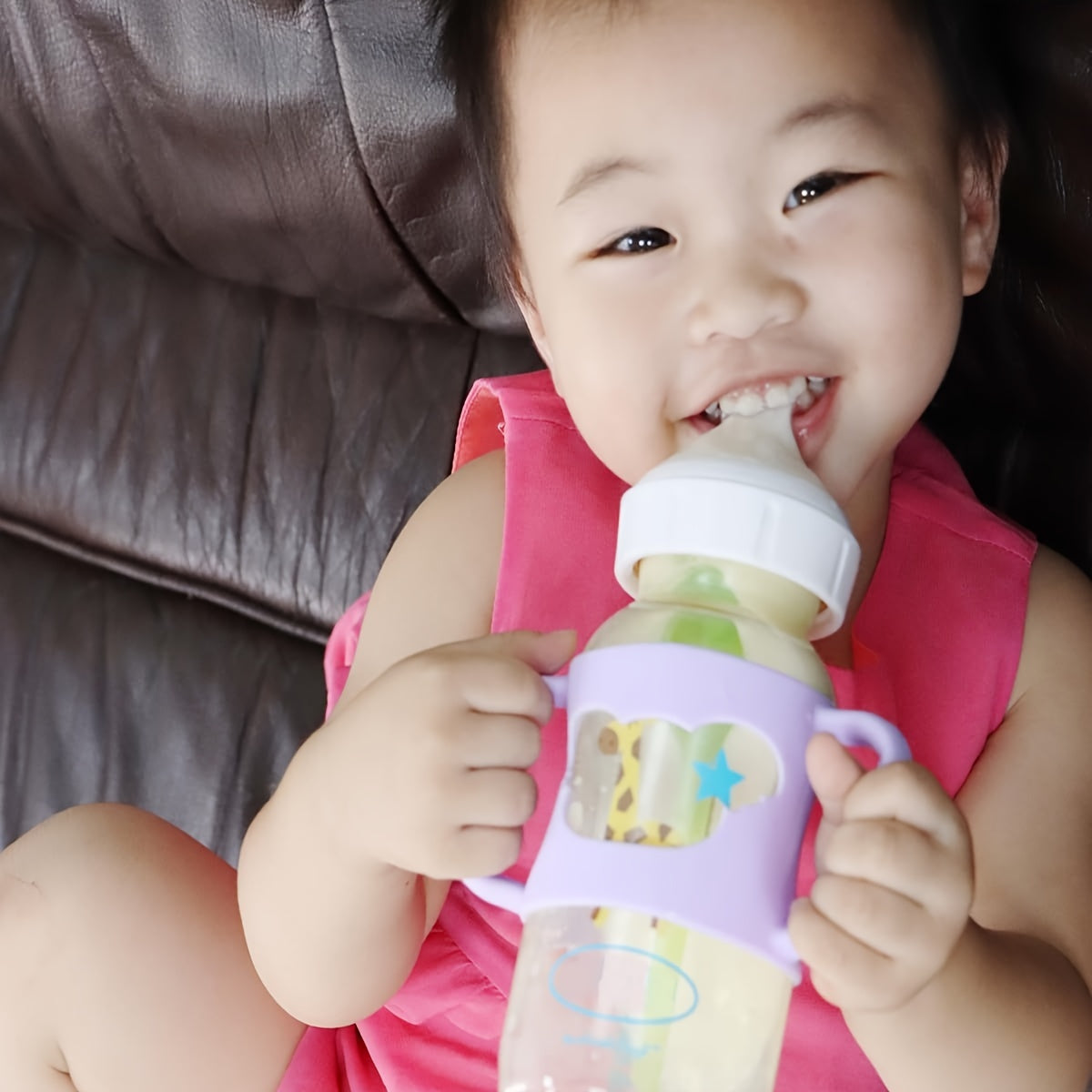 Asa de biberón para bebé de silicona con patrón de dibujos animados y funda suave para un agarre fácil