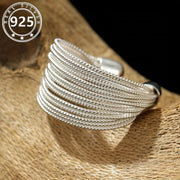 Zarif va yengil, bu ochiq dizayndagi ko'p qatorli halqa ayollar uchun 925 kumushdan tayyorlangan va oddiy koreys uslubini o'z ichiga oladi. Chiroyli oltin rangda, bu qo'l aksessuari faqat 5g/0.18oz og'irlikda.