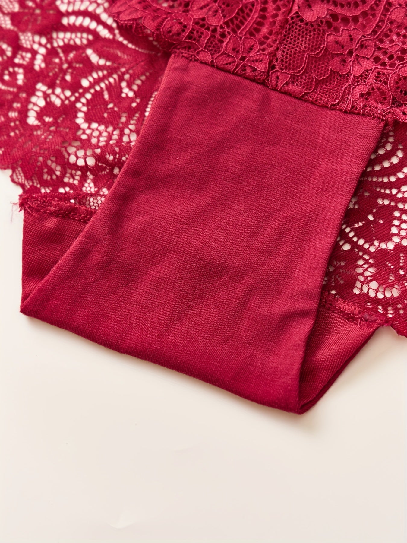 1 juft ayollar uchun dantelli qirralangan ichki shimlar, har kuni kiyish, uxlash, uchrashuvlar va yengil sport uchun yumshoq, nafas oladigan nylon aralashmasidan tayyorlangan. Qiziqarli va yarim shaffof dizayn.