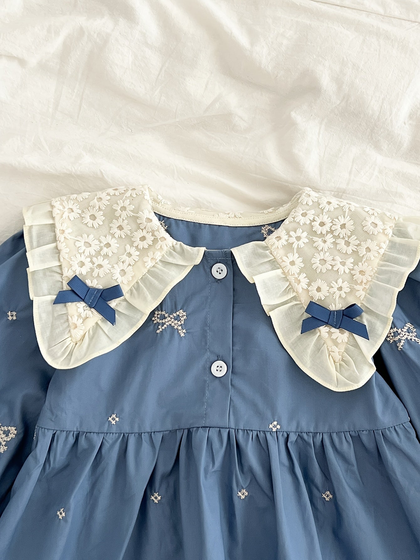 Qora uzun qo'lqonli libos, dantel bezak va kapalak yelkasiga ega, bahor va kuzda qizlar uchun yoqimli koreys uslubidagi tikuvlar bilan.