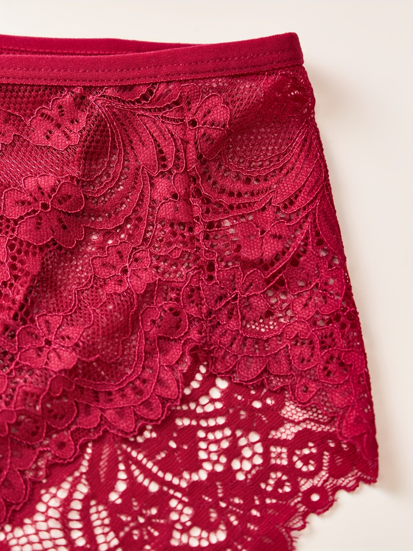 1 juft ayollar uchun dantelli qirralangan ichki shimlar, har kuni kiyish, uxlash, uchrashuvlar va yengil sport uchun yumshoq, nafas oladigan nylon aralashmasidan tayyorlangan. Qiziqarli va yarim shaffof dizayn.