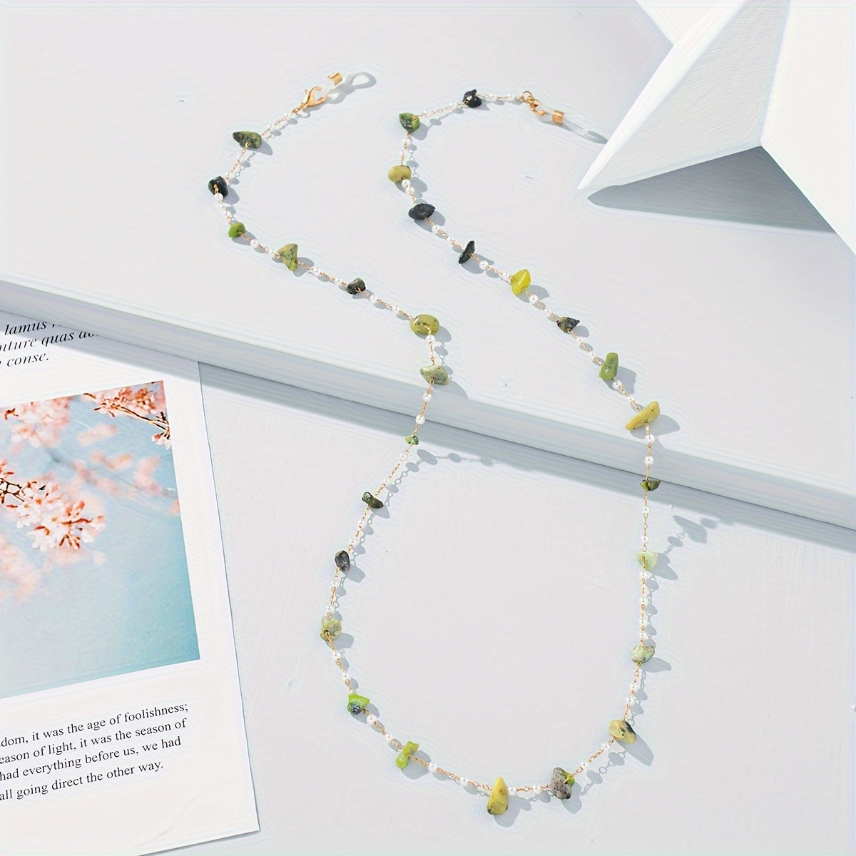 Nozik halter ko'zoynak zanjiri, notekis maydalangan tosh va aralash materiallardan tayyorlangan, ayollar uchun mukammal.