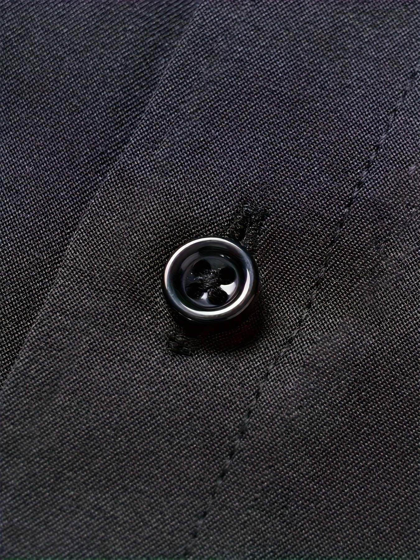 Vaqt o‘tkazmaydigan, nafis, plussiz erkaklar uchun uzun qo‘lqopli ko‘ylak, bir rangda, polyester aralashmasidan tayyorlangan, ofis va norasmiy kiyimlar uchun mos.