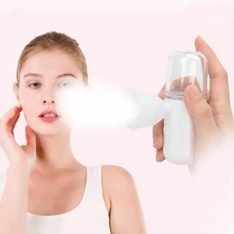 Qayta zaryadlanadigan Nano Ko'z Namlantiruvchi - USB zaryadlash bilan yuz va ko'zlar uchun portativ mini purkagich, 150mAh batareya. Yengil va zamonaviy dizaynga ega bo'lgan, harakatda namlantiruvchi purkagich.