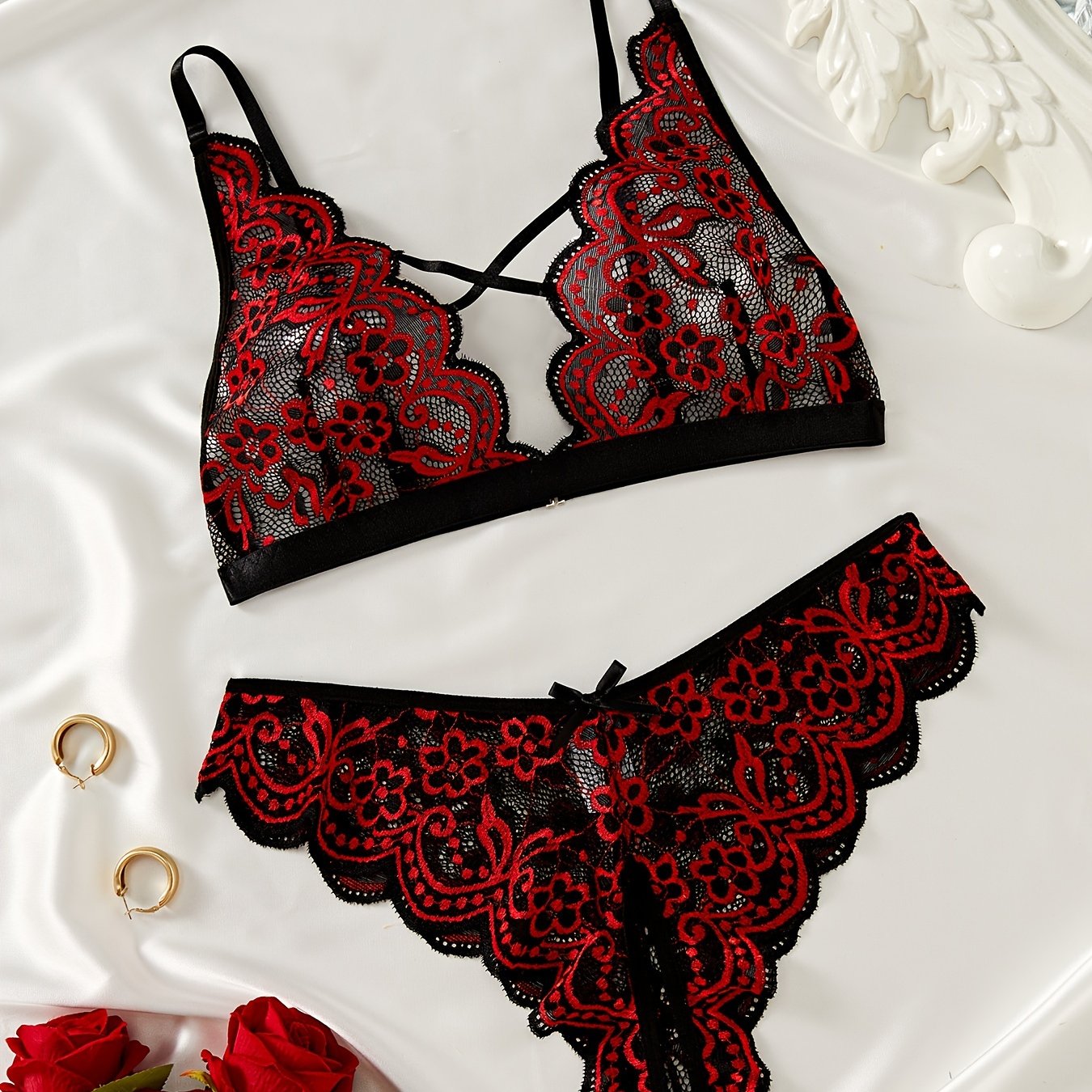 Dantel bilan tikilgan gullar bilan bezatilgan ichki kiyim to'plami.