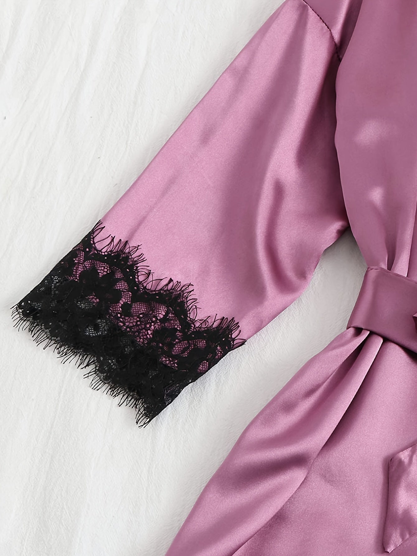 Ayollar uchun saten dantelli lounge to'plami, robe, kamishka va pastki qismlar bilan, jozibali va qulay dizayni bilan.