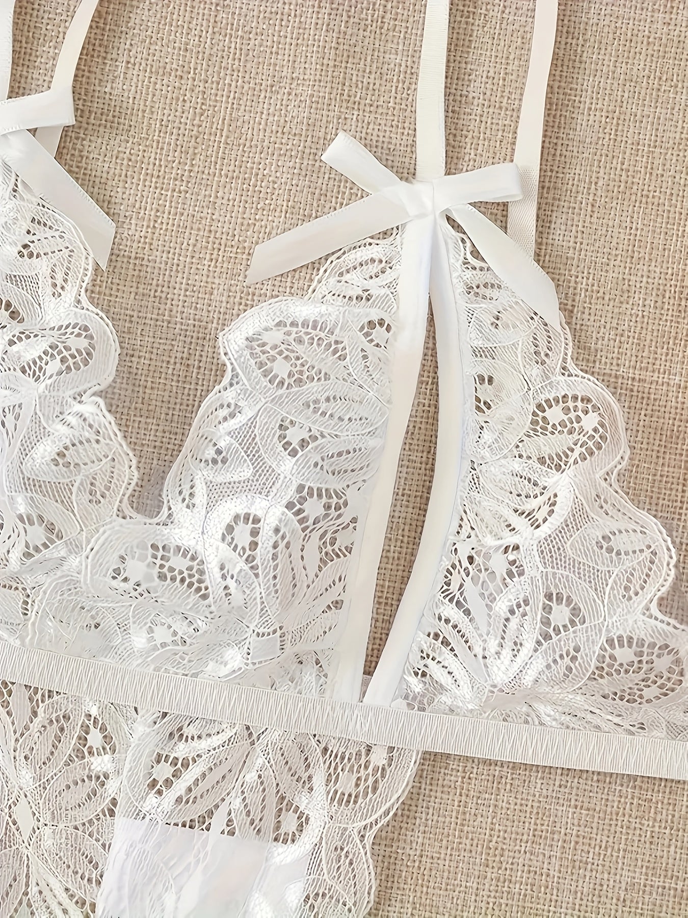 Yengil orqa va dantel thong bilan bezatilgan bow-dekorli bo'linma chashka bodysuit ayollar uchun.