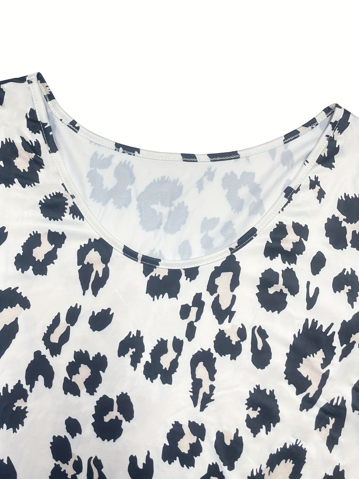 V-yoqasi bilan leopard naqshli lounge to'plami va shortilar, qulay kechalar uchun mukammal.