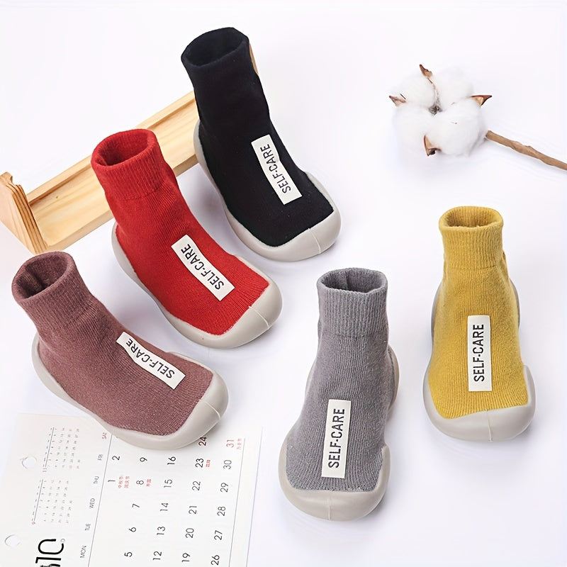 O'g'il va qizlar bahor va yozda chiroyli va qulay bo'lishi uchun yurish poyabzalini kiyishadi.