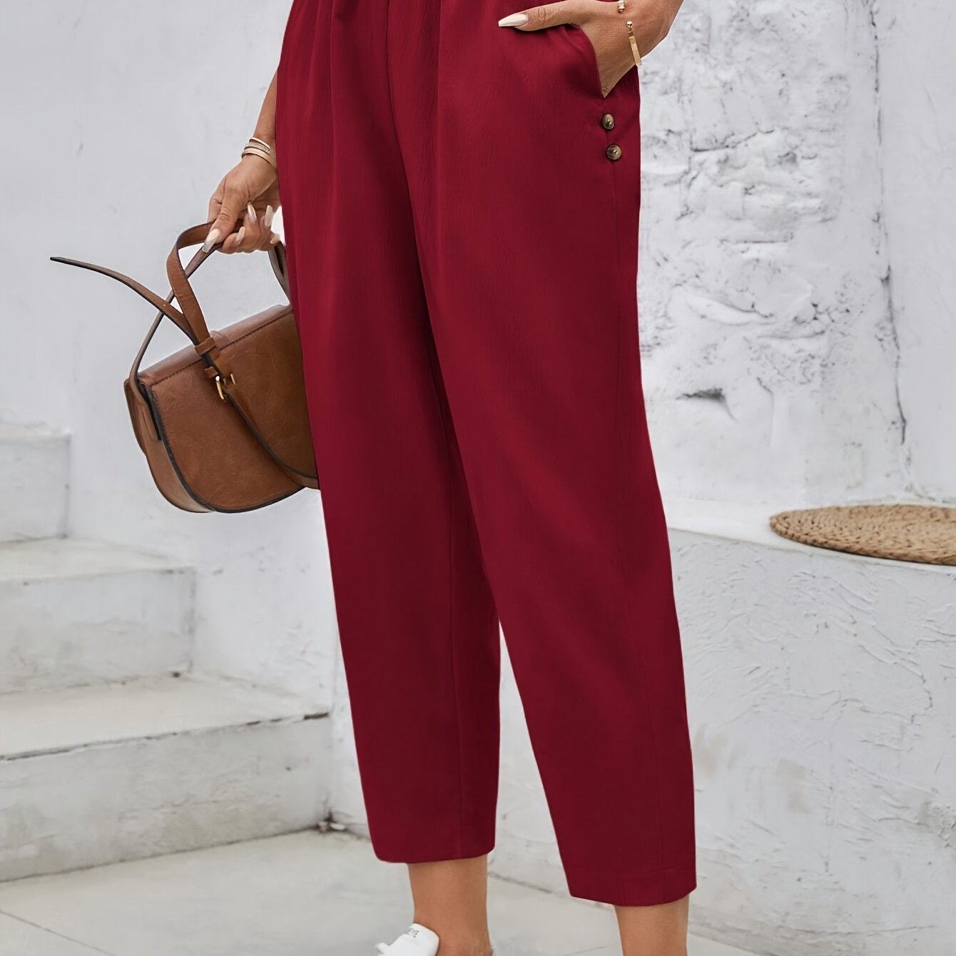 Ayollar uchun maroon rangli toraytirilgan shimlar, yuqori bel bilan, ikki cho'ntakli. Polyesterdan tayyorlangan, mashinada yuvish mumkin. Kuz modasi uchun ideal. Ayollar uchun bir rangli shimlar.