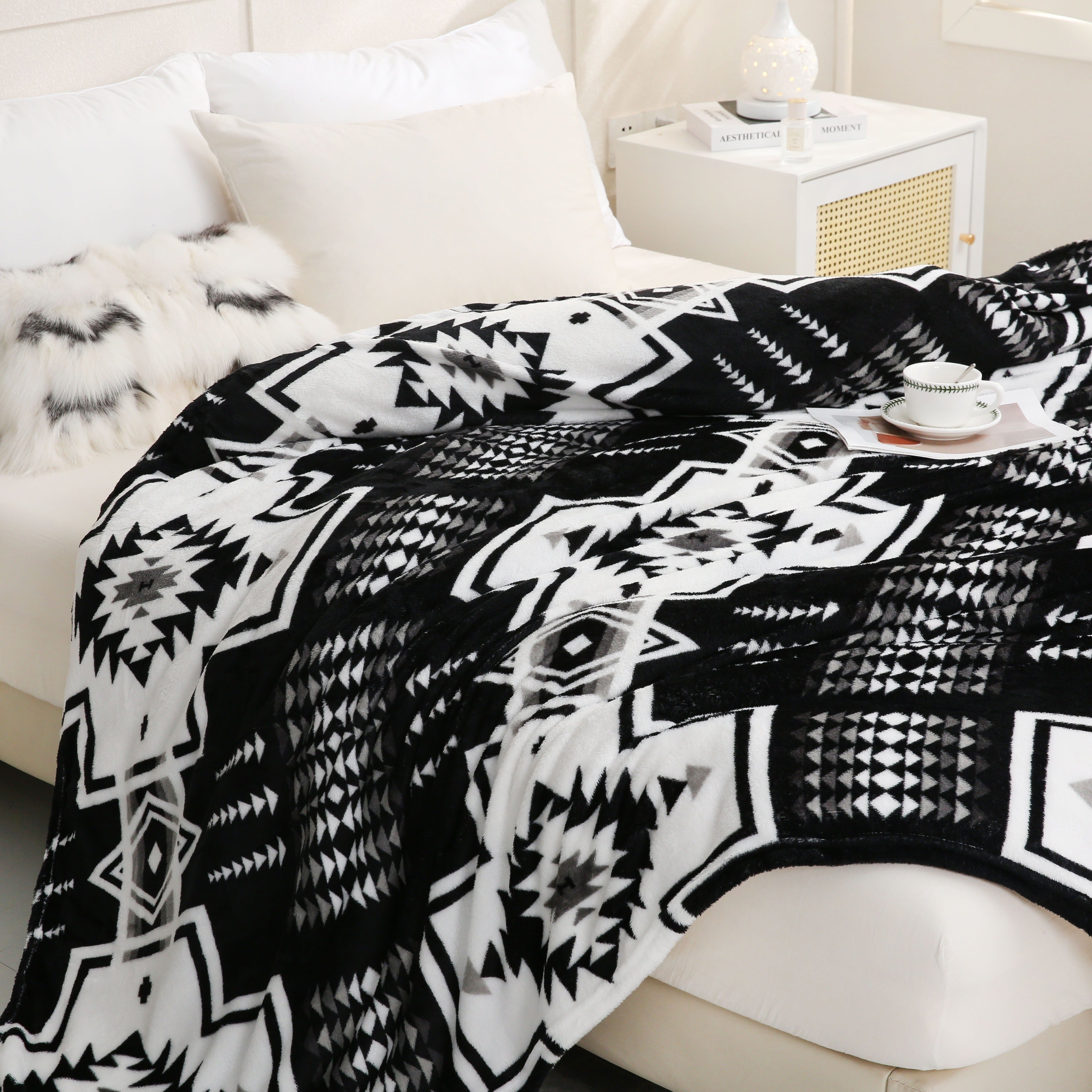 Geometric Print Flannel Throw Blanket for Couch Bed Travel All Seasons